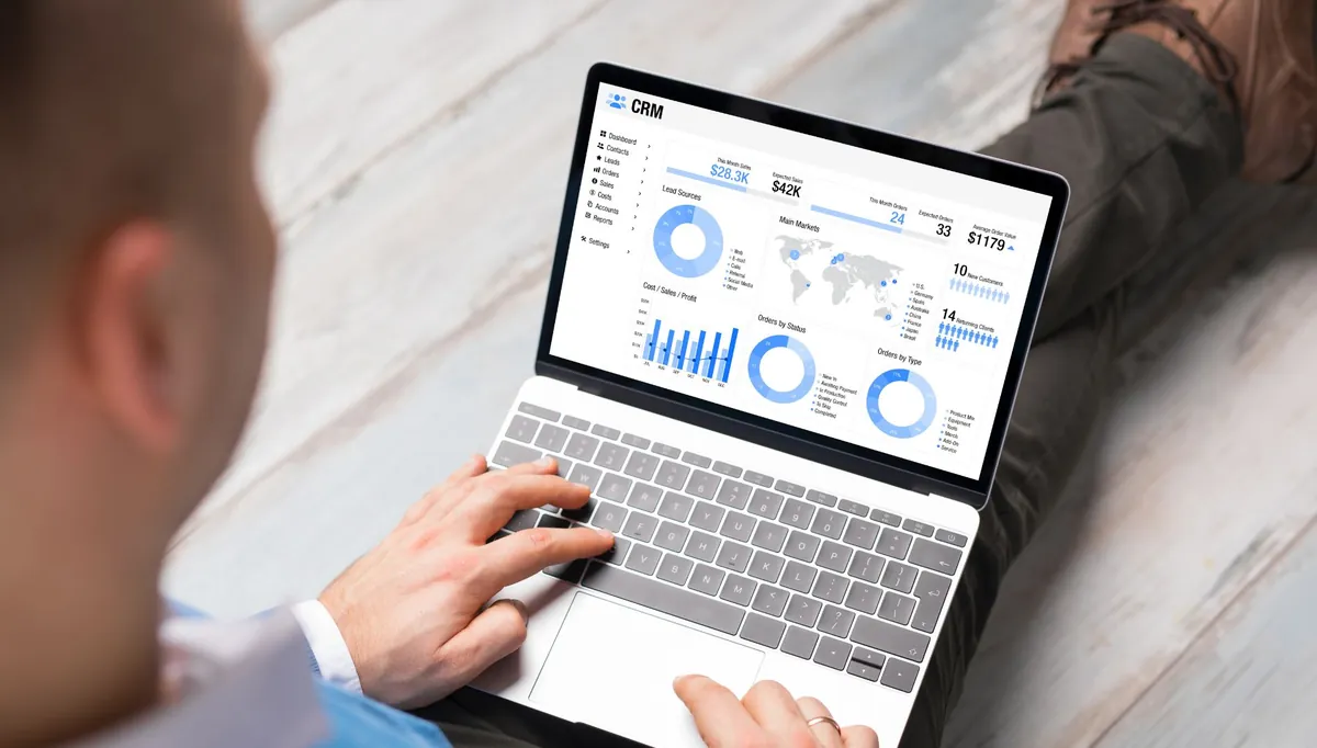 Gráficos de acompanhamento exibidos na tela de um notebook