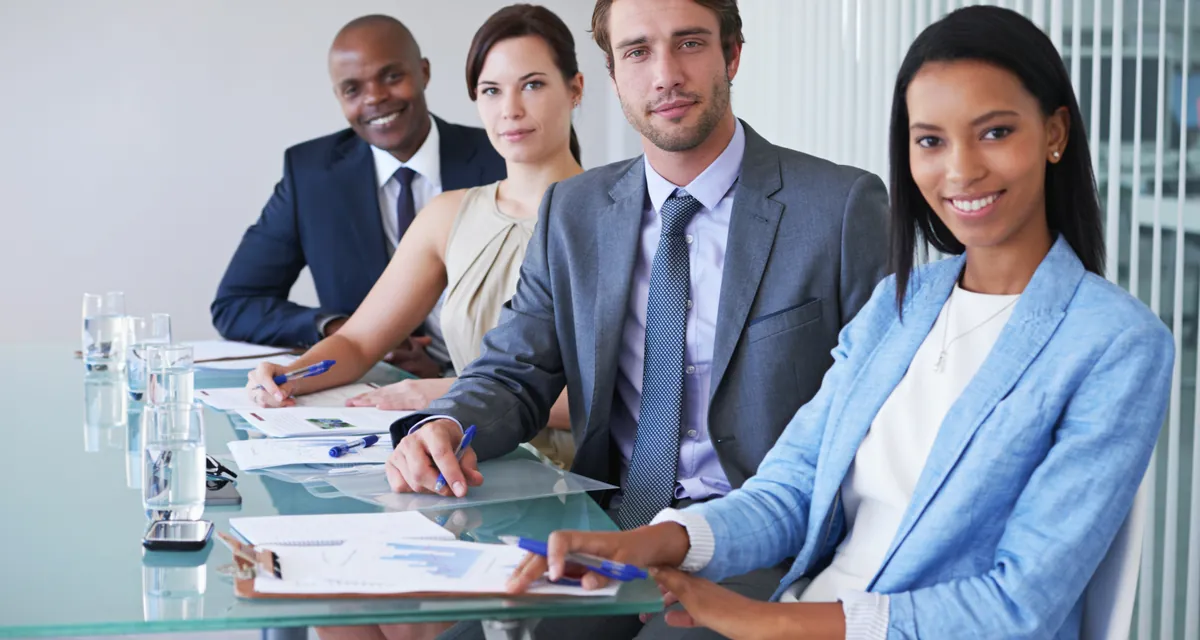 Equipe empresarial reunida em sala de reunião